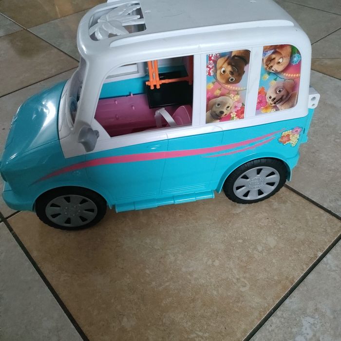 Kamper Barbie i piesków