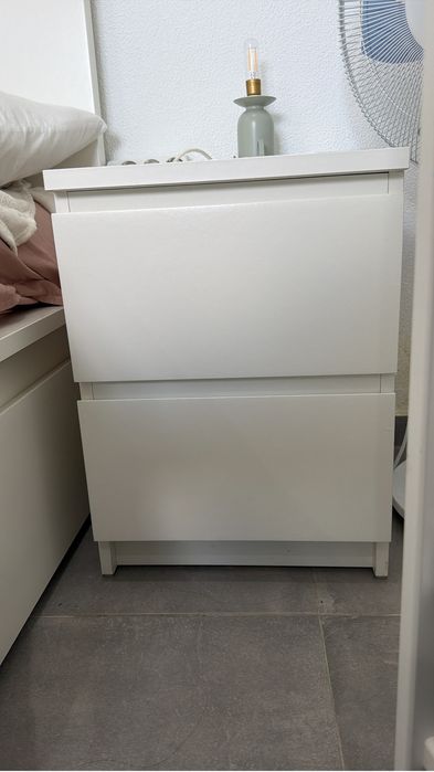 Mesa de Cabeceira Branca com 2 Gavetas – Moderna e Espaçosa