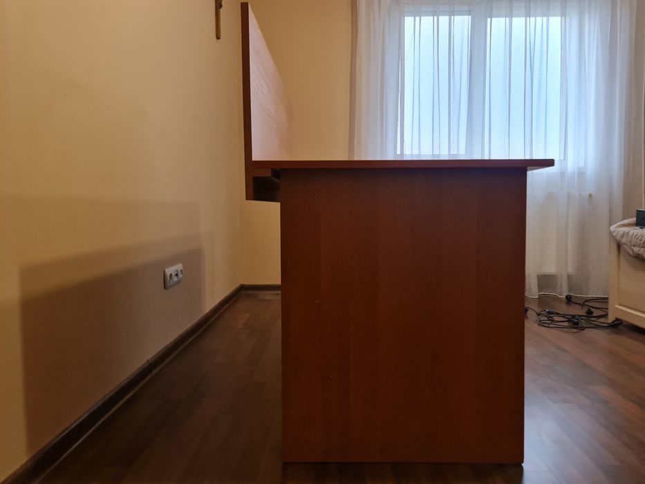 Робочий стіл в хорошому стані.