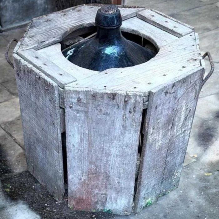 Garafões antigos de 40L, em grade de madeira (dois)