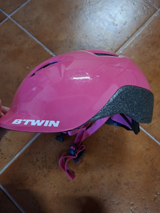 Patins em linha e capacete rosa