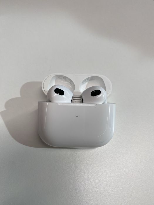 APPLE AirPods 3ª Geração – Como Novos! + POD Case Laut64284296355329120