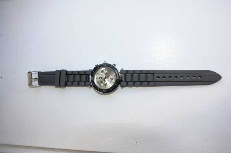 Relógio cinza water resistant com pilhas