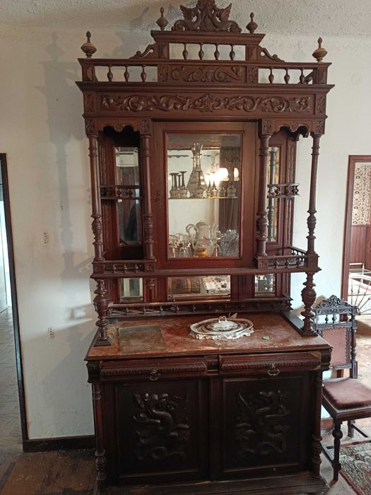 Moveis antigos em madeira trabalhada