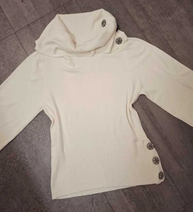 Biały Golf z szerokimi rękawami i guzikami roz. M