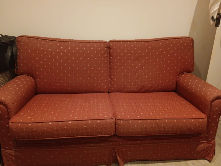 Par de sofás iguais, um deles tem cama
