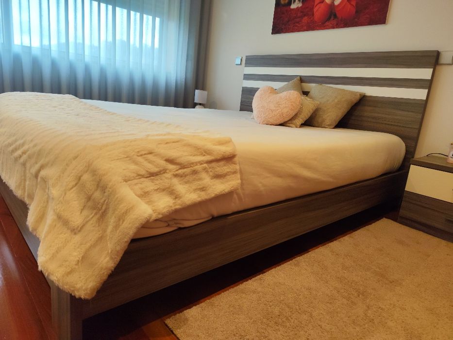 Cama + mesas de cabeceira