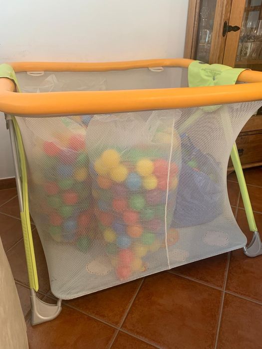 Parque infantil CAM com centenas de bolas