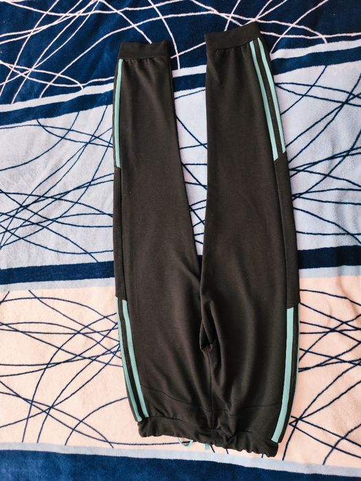 Гарний спортивний костюм для дівчинки