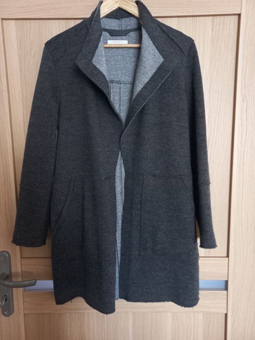 Szary sweter Esprit na wiosnę