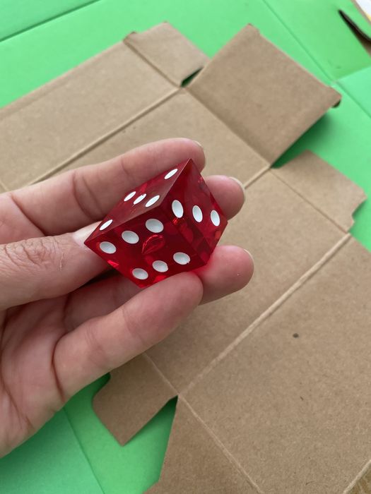 Dado disforme (vermelho transparente, pintas brancas)