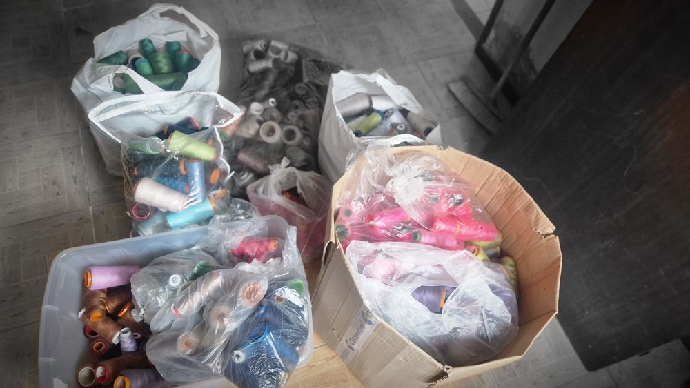 Cones de linhas costura