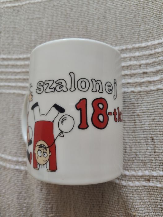 Biały kubek 330 ml z napisem „Szalonej osiemnastki” – prezent