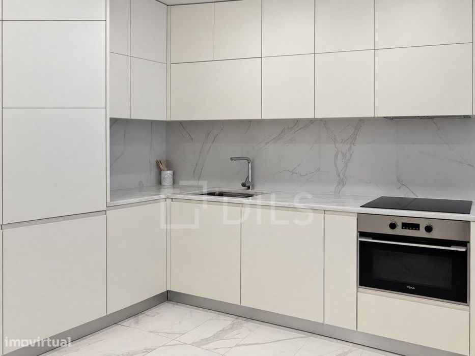 Apartamento T1, mobilado, com terraço e 1 lugar de estacionamento
