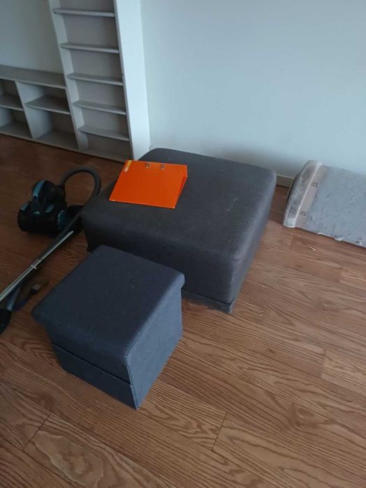 Cama de solteiro, sofá, prateleiras IKEA, armário, peças decorativas
