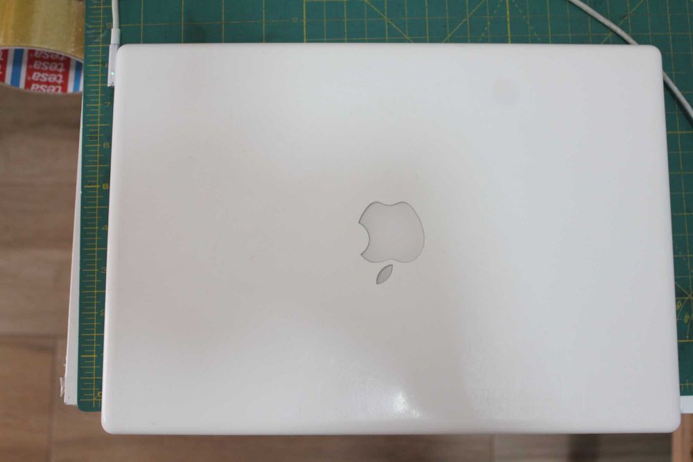Apple MacBook 13" with 2.4 GHz, 2 GB RAM, 160 GB HDD, SD card slot64409363602946123