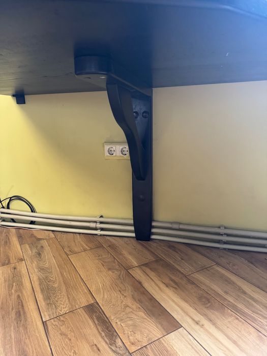 Стіл з кріпленням