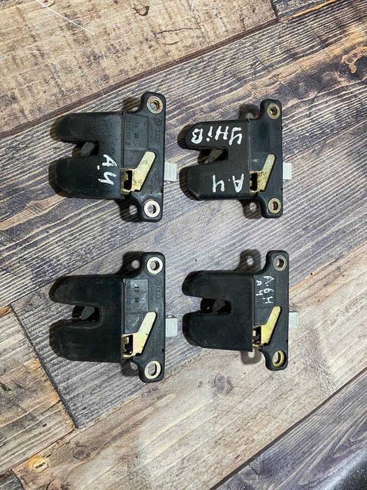 Замок кришки багажника Audi A4 B5 / Seat Toledo II 1995–2004 8D5827505D