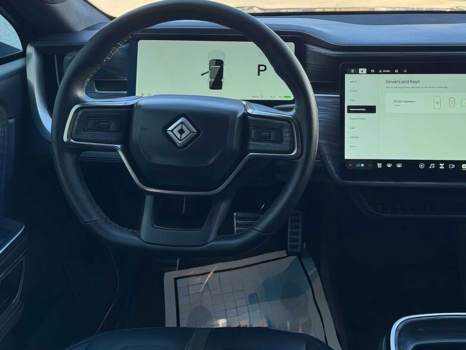 Rivian R1S      2022