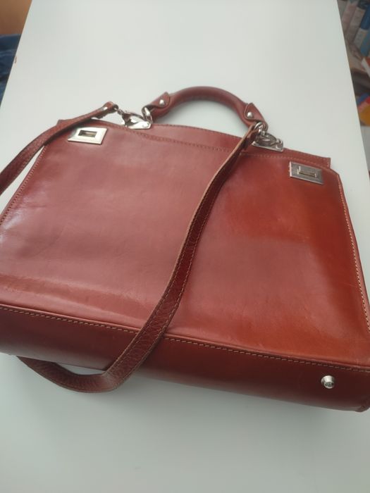 Skórzana teczka z ozdobnymi elementami