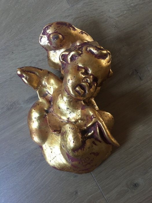 Figura anioła w złotym kolorze