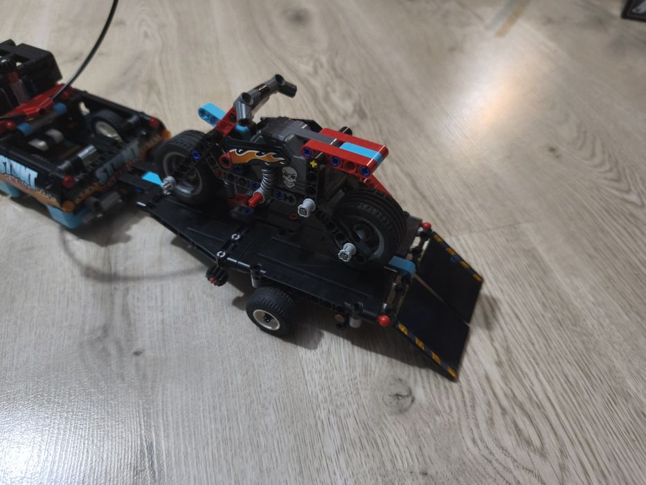 LEGO 42106 Technic - Furgonetka i motocykl kaskaderski