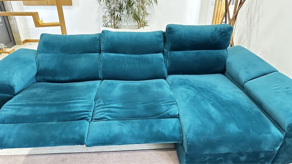 Sofa de cor verde em tecido aveludado