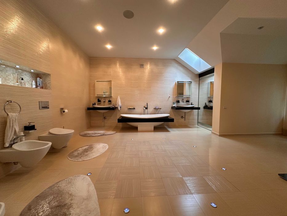 Містечко біля лісу, 45 соток, будинок 600 м2, Стоянка