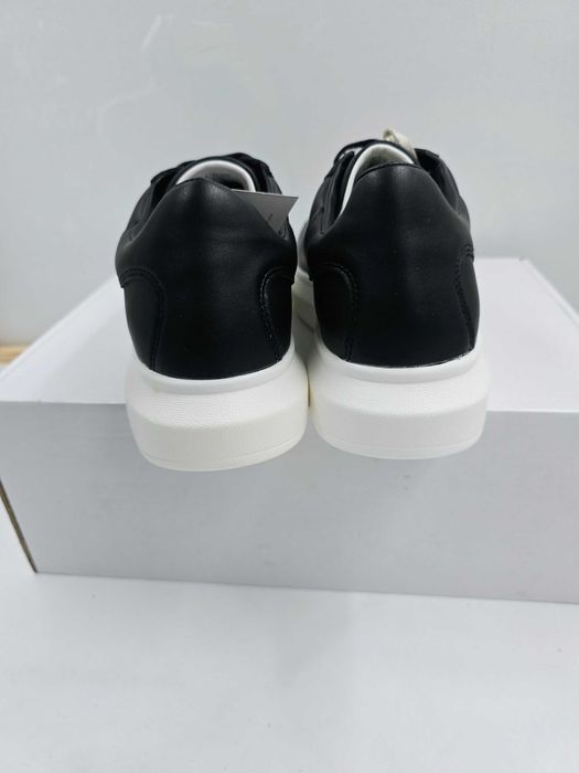Sneakersy skórzane lekkie UNISEX  GUESS  czarne R.43 GU74A