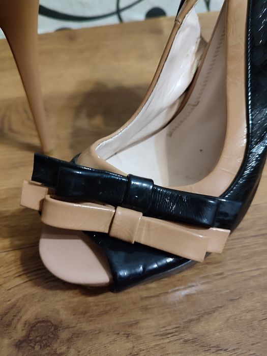 Шкіряні босоніжки на високих підборах