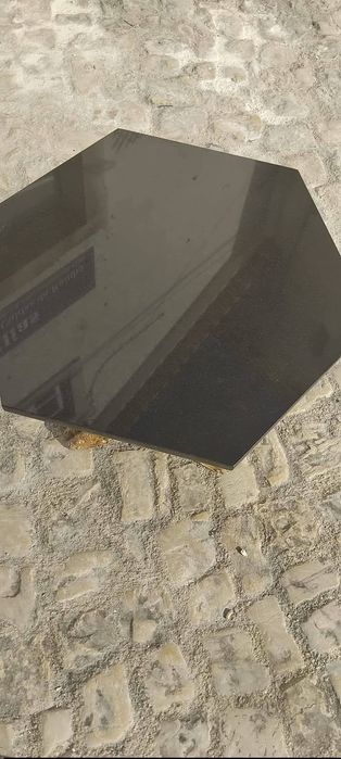 Mesa em madeira e tampo em pedra