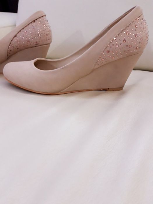 Buty z dwa razy na nogach ozdobione cyrkoniami