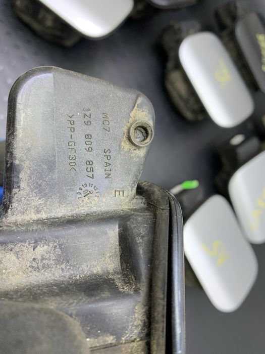 Лючок бензобака Skoda Octavia A5 кришка бака 1Z9809857 шкода а5