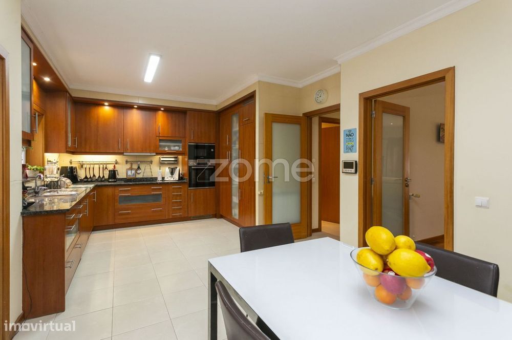 Moradia T4 de 3 Frentes  perto metro Lidador