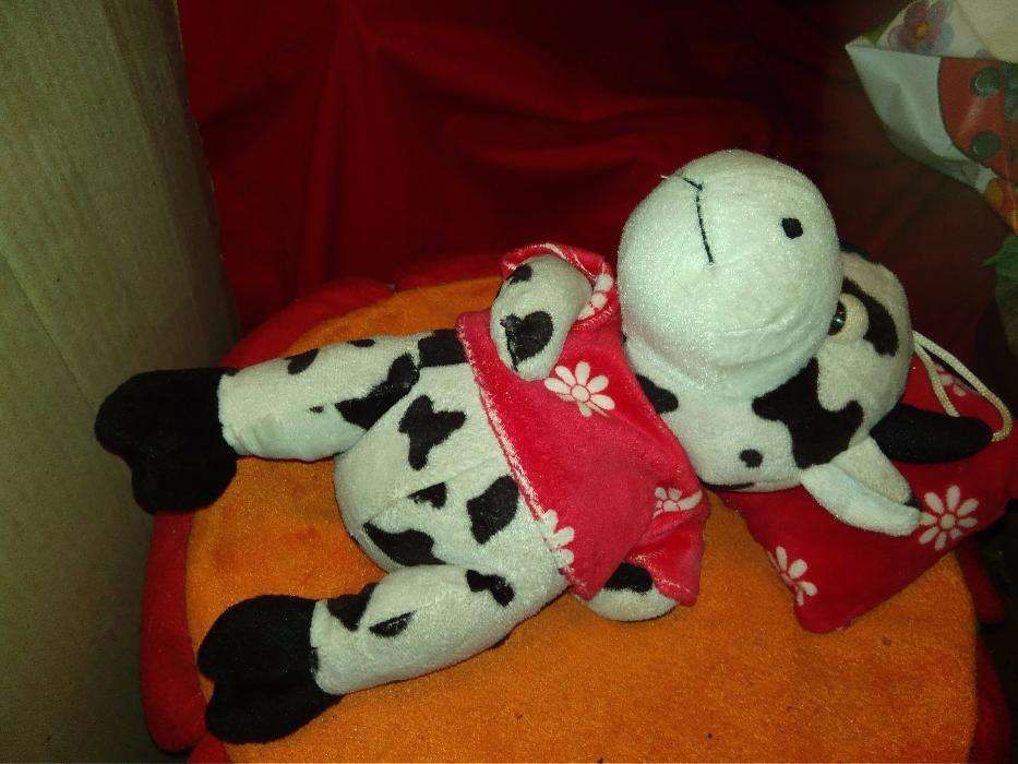 игрушка 27см бычок бык спит на подушке мычит белая пятнистая корова