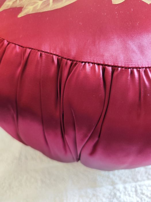 Linda almofada artesanal bordeaux com rosas pintadas à mão. NOVA