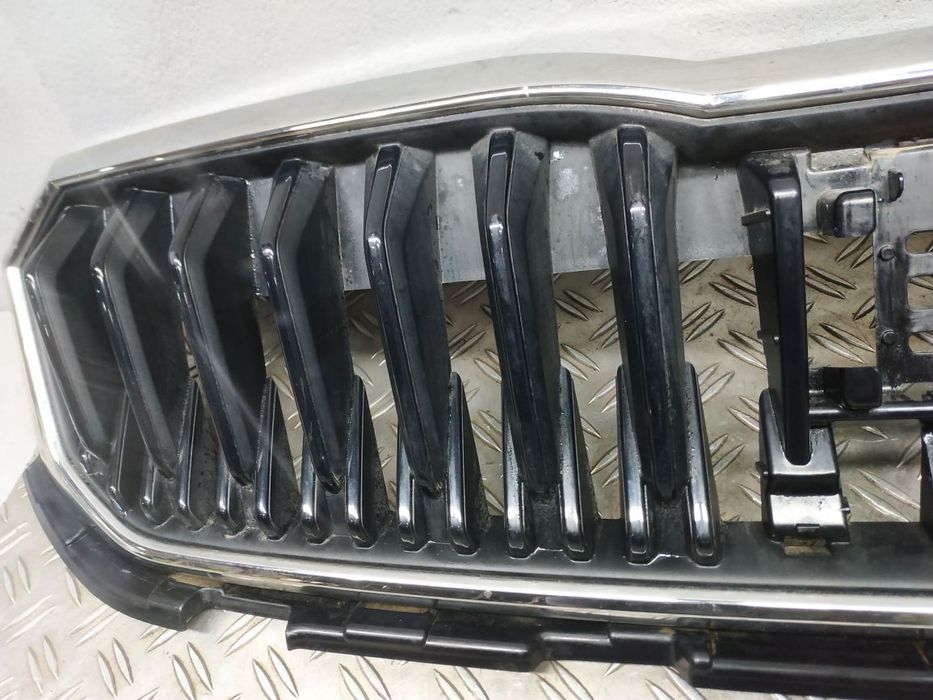 VAG Scala 18- решітка радіатора з хромом RC1275 657853653