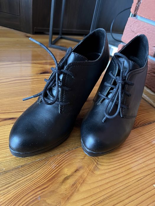 Półbuty na obcasie