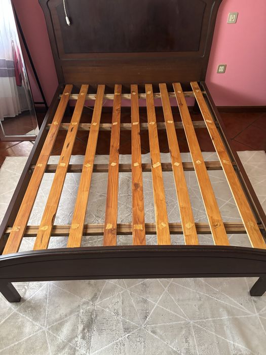 Cama de madeira 190cm por 140cm