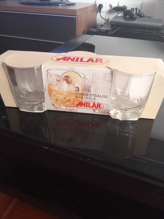 Vendo 2 conjuntos de copos de whisky da marca anilar novos