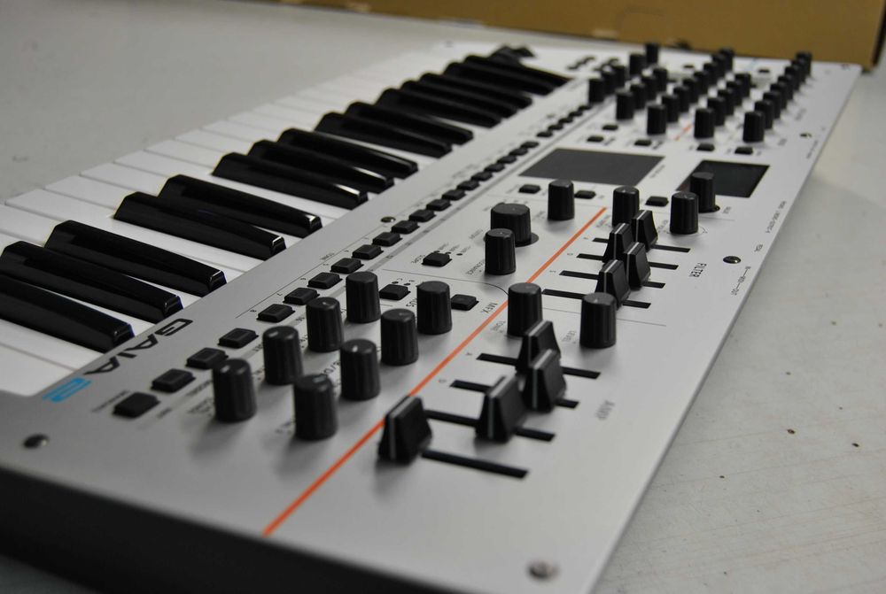 Syntezator Roland GAIA 2