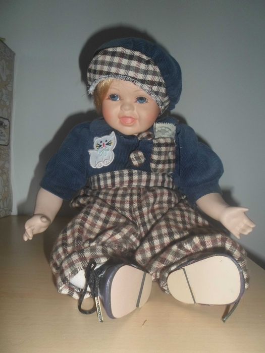 boneca menino com loiça em porcelana muito bonito