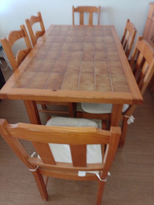 Mesa 1,52x82 com 6 cadeiras.