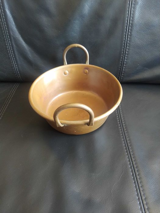Antiga panela de cobre muito bem conservada