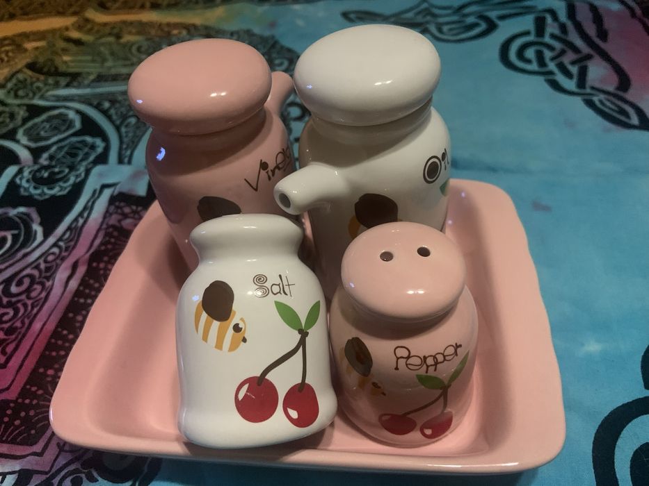 Набір для спецій: солонка, перечниця, дві соусниці