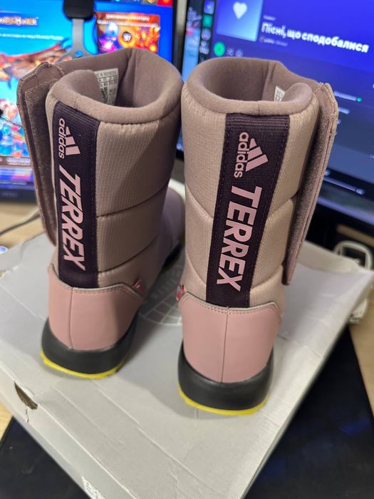 Чоботи Adidas нові