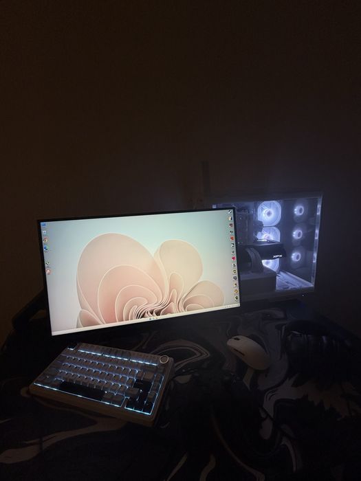 Игровой компьютер. Отдаю все! Полный комплект Монитор Периферия Стол