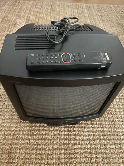 Televisor a funcionar Sony com comando incluido
