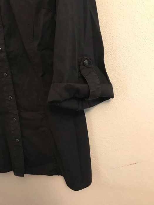 Camisas castanha e preta Stradivarius