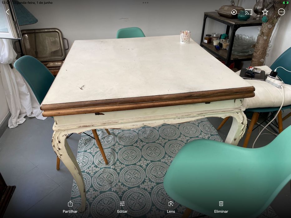 Mesa de jantar quadrada de 1 metro com abas que aumentam o comprimento até ao dobro.